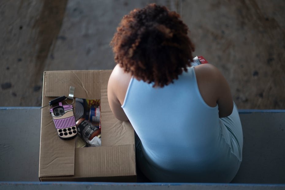 En la cancha de baloncesto del centro Head Start de Barrio Obrero, en Santurce, decenas de madres de menores recogieron este viernes cajas con alimentos frescos y otros artículos para sus hijos.