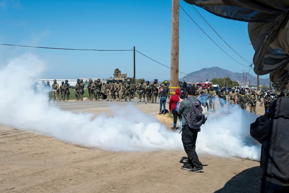 Durante la redada, multitudes de personas se reunieron afuera de Glass House Farms en la ubicación de Camarillo para exigir información sobre sus familiares y protestar por el cumplimiento de las leyes de inmigración.
