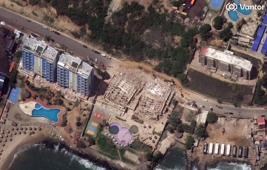 Imagen satelital facilitada por Vantor muestra una vista general de edificios —incluidas algunas estructuras colapsadas— en Maiquetía, estado de La Guaira, Venezuela.