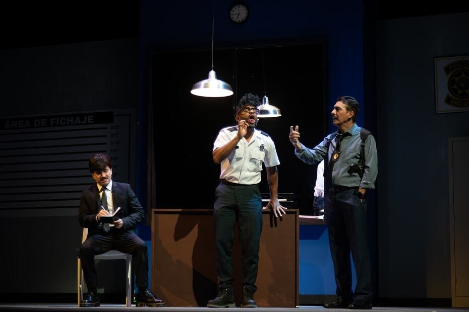 En la imagen, Jasond Calderón, interpreta a “Torres” el tartamudo durante una de las escenas del paso de comedia.