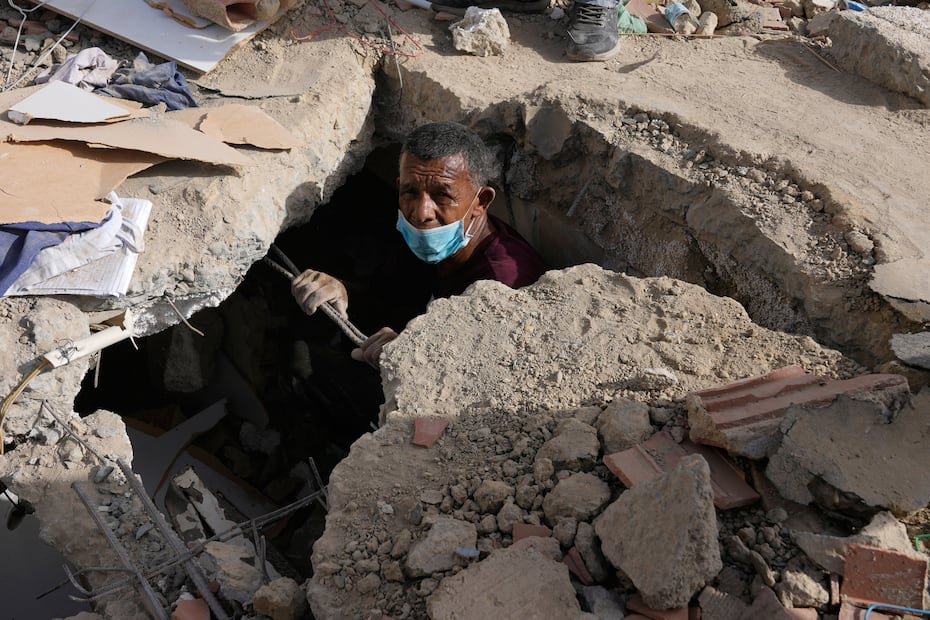 Franklin Fuentes busca a familiares desaparecidos en el edificio donde vivían, dos días después de los terremotos.