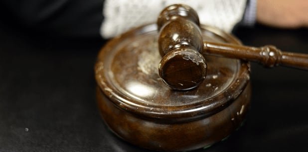 Un juez determinó causa para arresto contra un hombre acusado de maltratar a una anciana y matar a un perro.