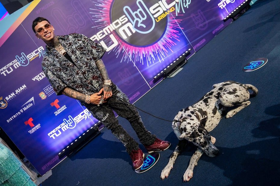 Luar la L fue el encargado de subir al escenario principal para entregarle formalmente el prestigioso Premio Dedicatoria a la leyenda del reguetón Tito "El Bambino".