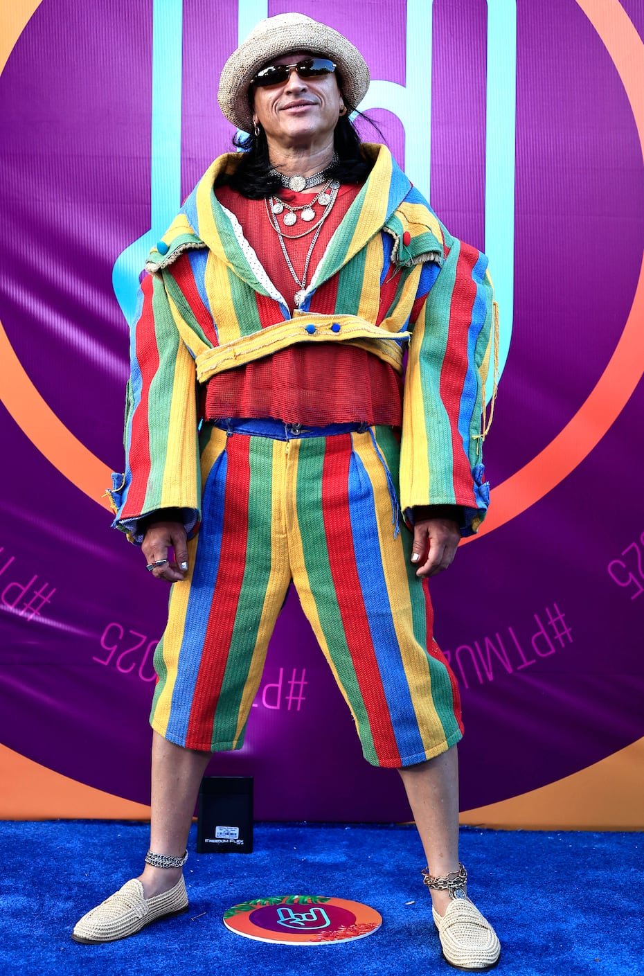 El cantante Elvis Crespo destacó con un traje parecido a un quimono japonés de color azul, verde, rojo y amarillo, un gorro y gafas oscuras.