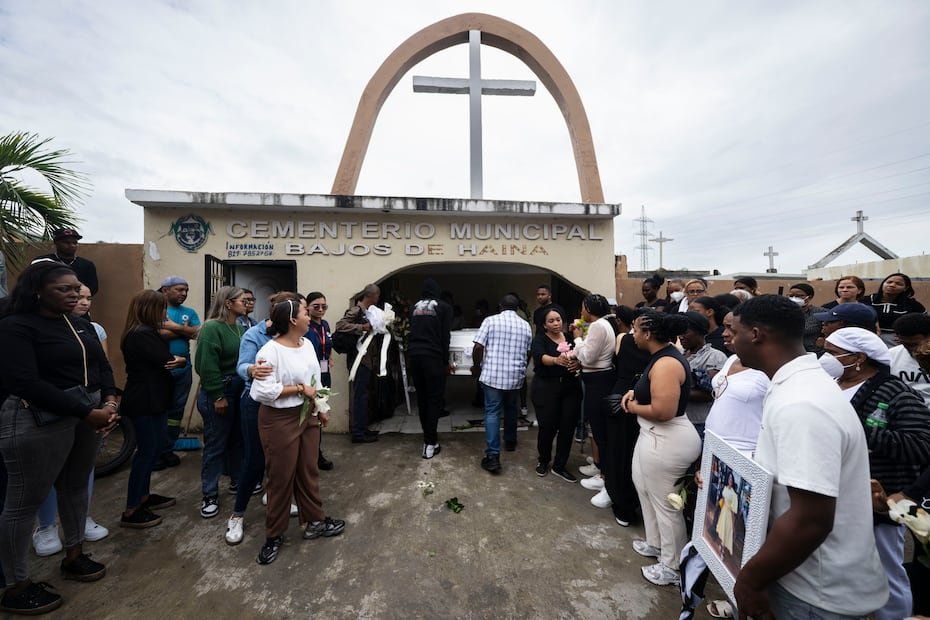 Familias despiden a sus seres queridos en medio del dolor y la conmoción.