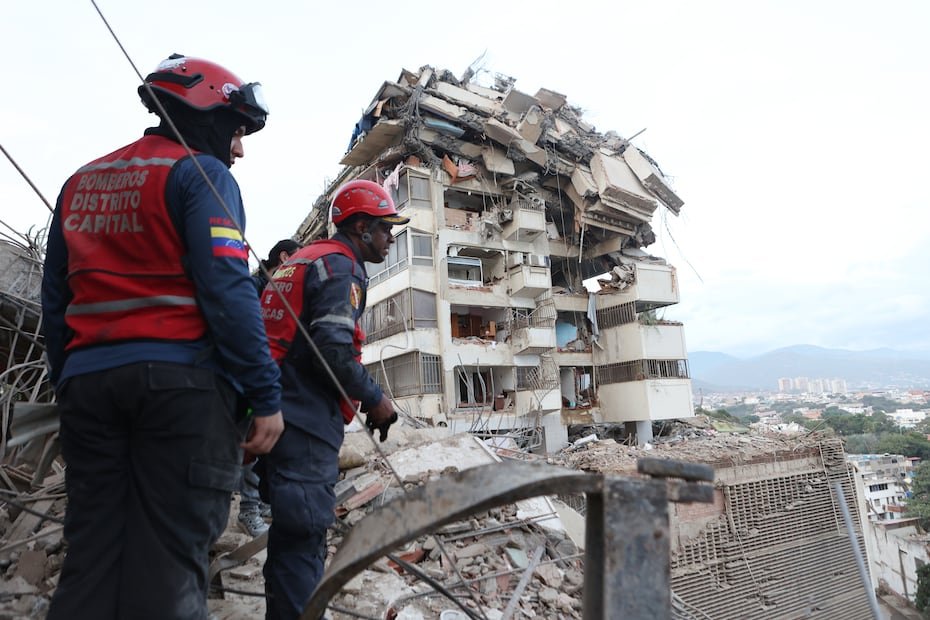 Equipos de rescate buscan entre los escombros en La Guaira, Venezuela, tras los terremotos de magnitud 7.2 y 7.5 del miércoles por la noche.