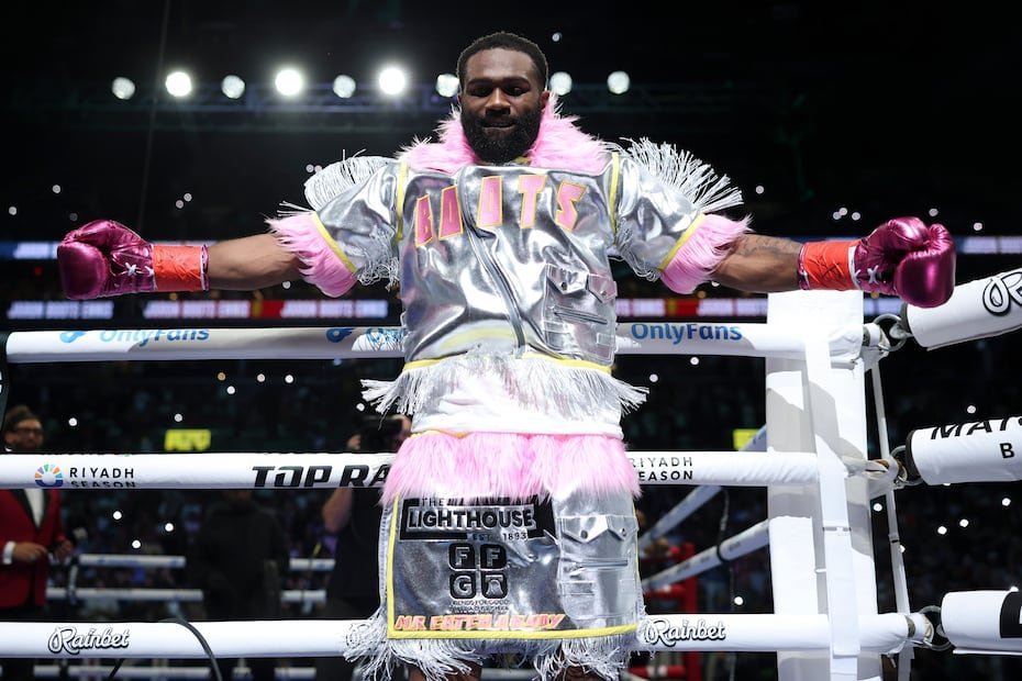 Ennis, también invicto, venía de ser doble campeón en el peso welter.
