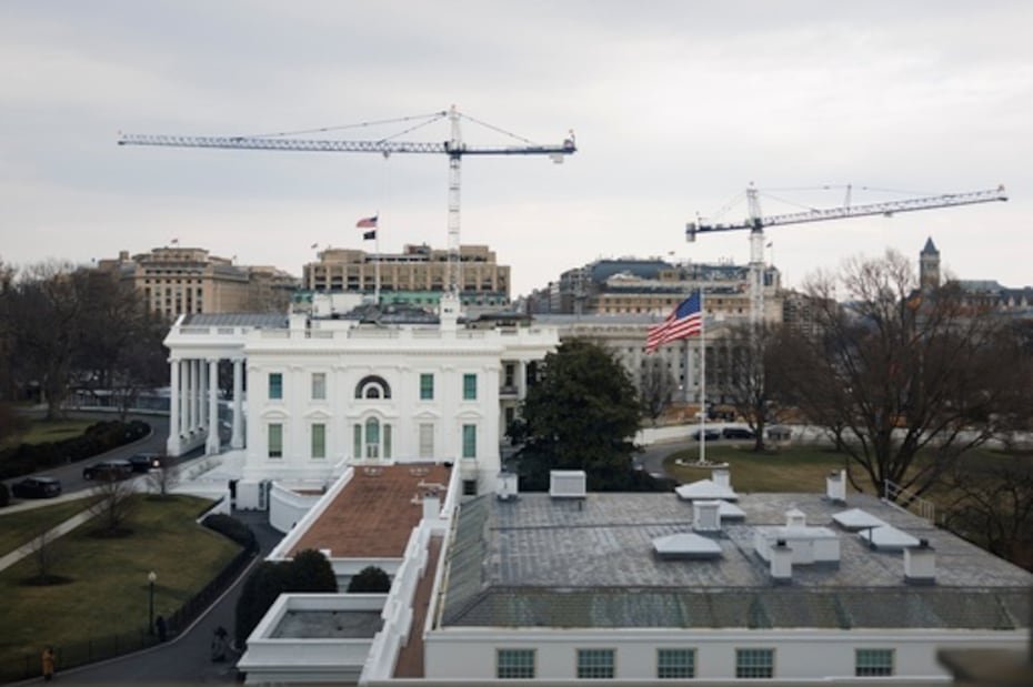 Como parte de sus proyectos, el presidente también impulsó  la demolición del Ala Este de la Casa Blanca para hacer sitio a un nuevo salón de baile.