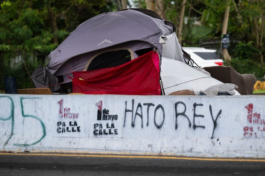 La comunidad bajo el puente empezó a formarse hace poco más de una década, cuando las personas sin hogar fueron expulsadas de un terreno baldío, en la avenida De Diego, que fue vendido, dijo la religiosa Sor Ileana Silva, quien lleva 20 años haciendo labor humanitaria en la zona.