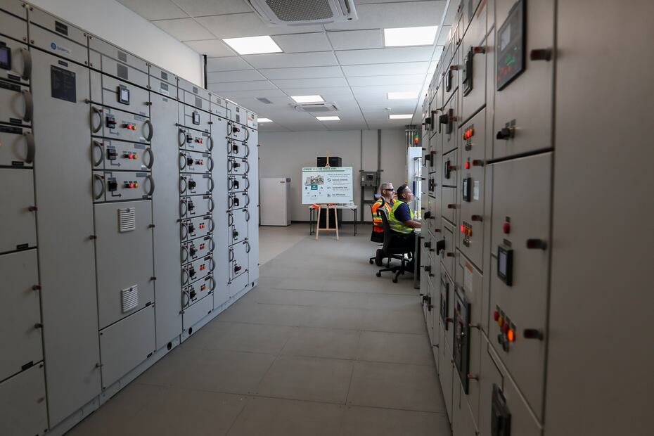 Vista interior del cuarto de control de la planta CHP de Bacardi. (Nahira Montcourt / GFR Media)