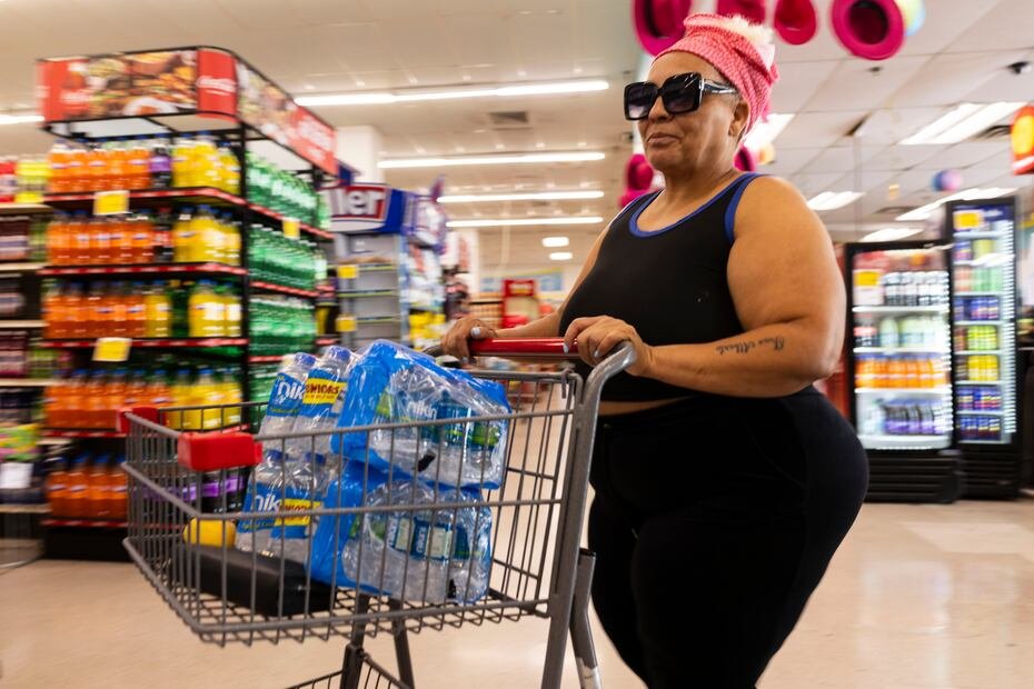 Consumidores llegan hasta Plaza Loíza en busca de agua embotellada ante la falta de agua en varios municipios del área metropolitana.