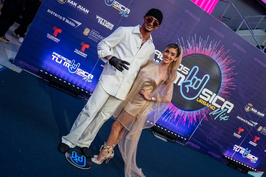 El cantante puertorriqueño, Fronti, capturó la atención de los lentes mediáticos durante la antesala de la gala en el Coca-Cola Music Hall.