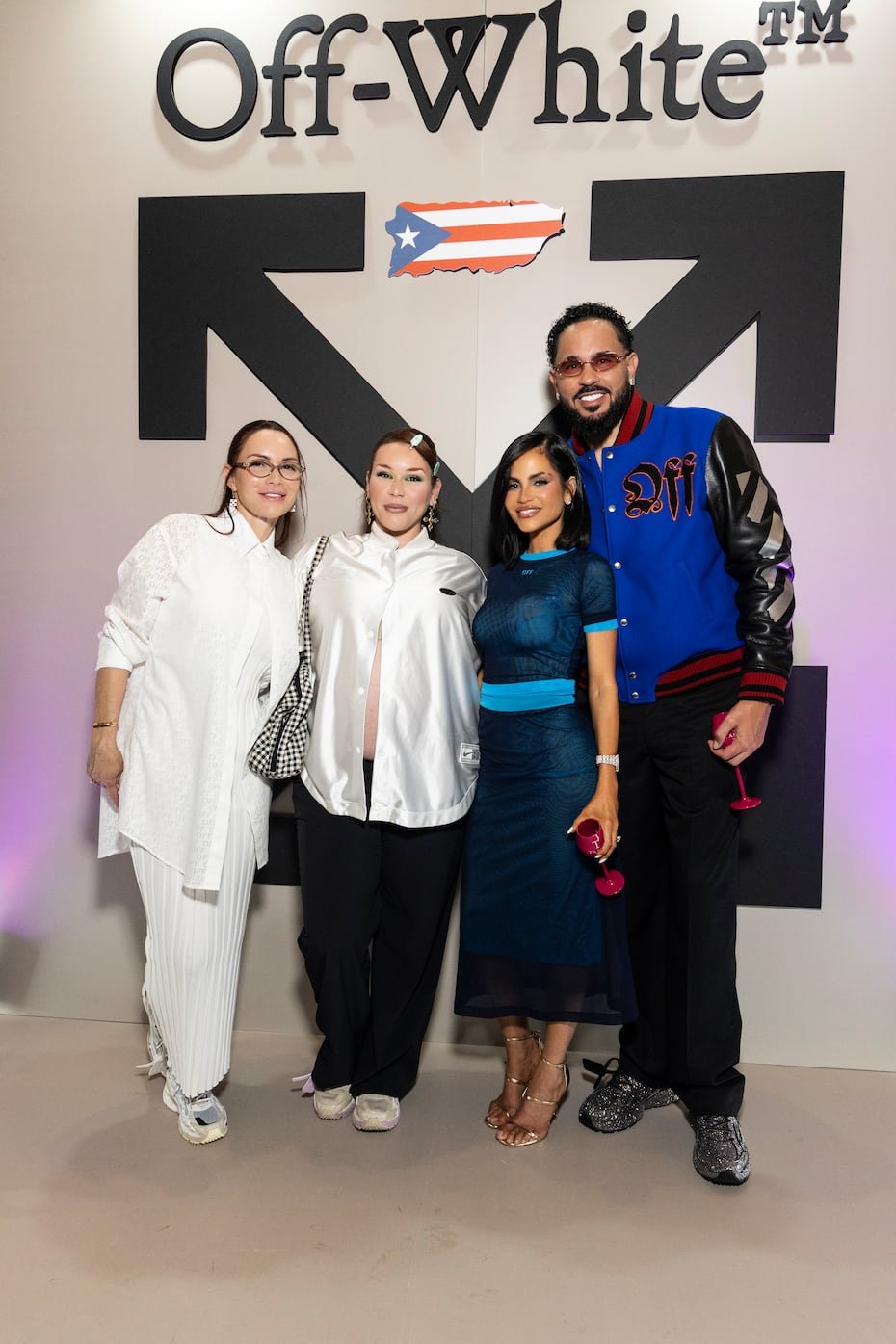 Natti Natasha, el productor Raphy Pina acompañados de Mireddys González y su hija, Jesaaelys Ayala en la presentación de la colección Primavera/Verano 2026 de Off-White Puerto Rico.