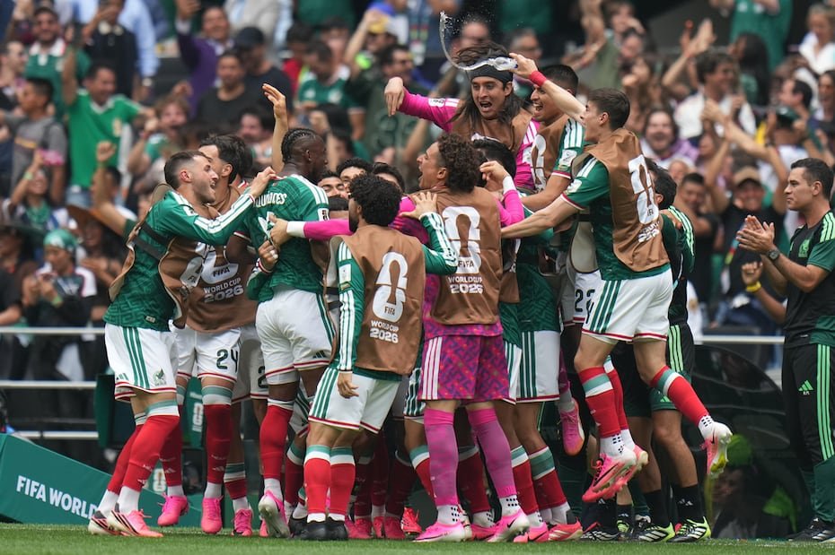 Julián Quiñones, de México, segundo desde la izquierda, celebra con sus compañeros de equipo.