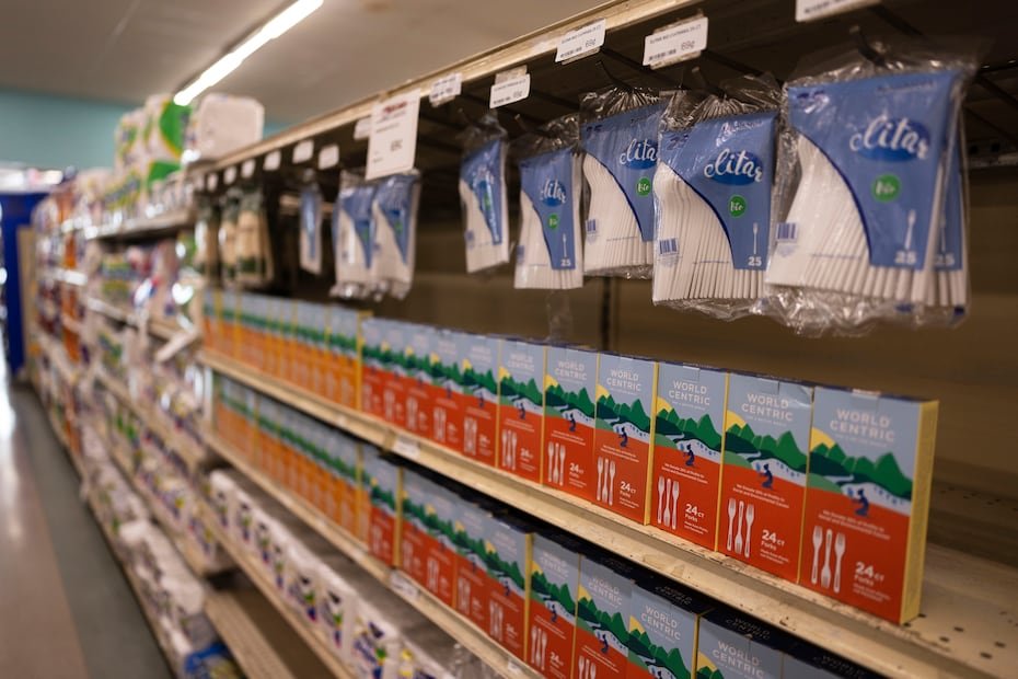 Vista de las góndolas del supermercado.