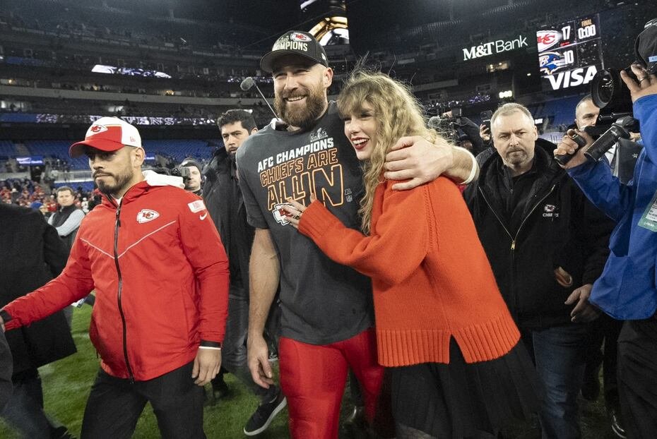 El ala cerrada de los Kansas City Chiefs, Travis Kelce, y Taylor Swift caminan juntos después del partido de la final de la AFC entre los Chiefs y los Baltimore Ravens, el 28 de enero de 2024, en Baltimore. (Foto AP/Julio Cortez, Archivo)