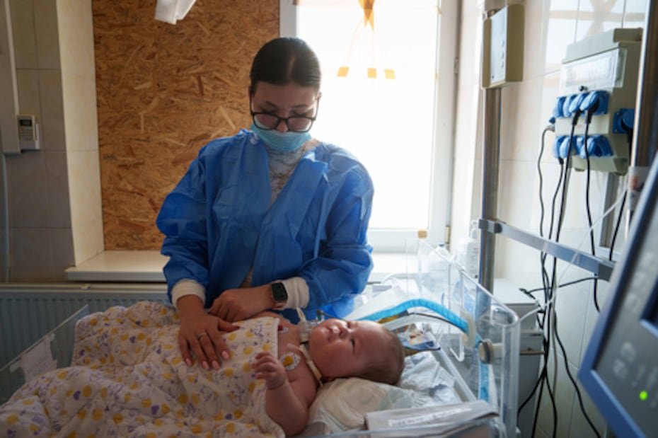 Dasha Kosmin toca a su hijo Mark en el departamento de UCI del hospital regional infantil de Zaporizhzhia.
