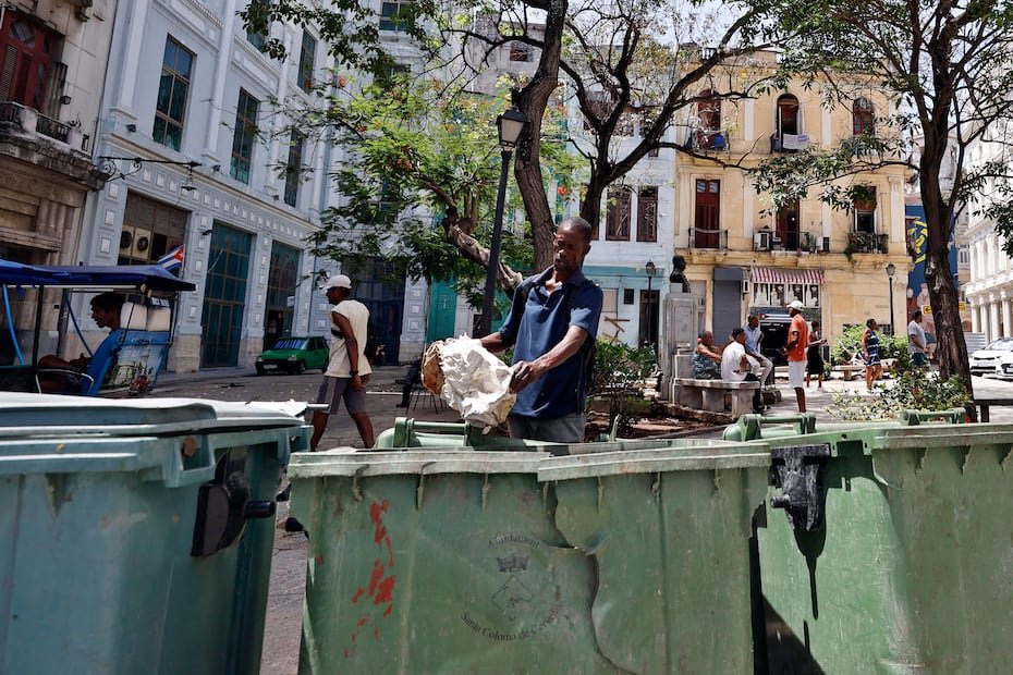Al bloqueo energético estadounidense que provoca en Cuba cortes de luz de 20 horas, la falta de agua y de transporte y la semiparalización de la vida doméstica se sumó en las últimas semanas la ingente acumulación de basura en algunos puntos de La Habana y las principales ciudades del país.