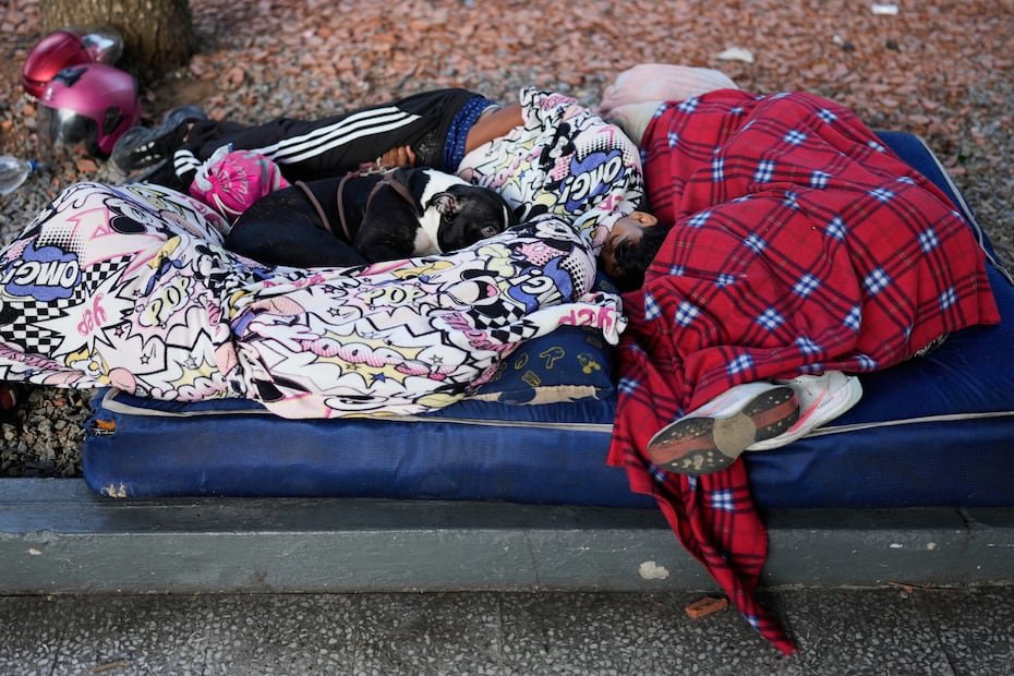 La gente duerme en las calles un día después del terremoto y las réplicas que sacudieron Caracas.