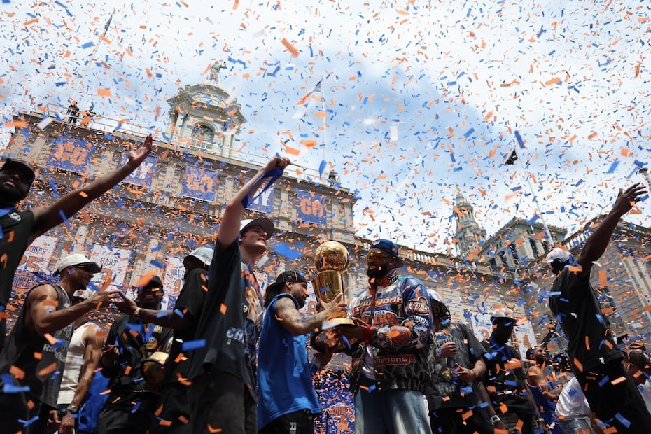 Alvarado hace entrega del trofeo a Karl-Anthony Towns durante la fiesta.(AP Photo/Heather Khalifa)