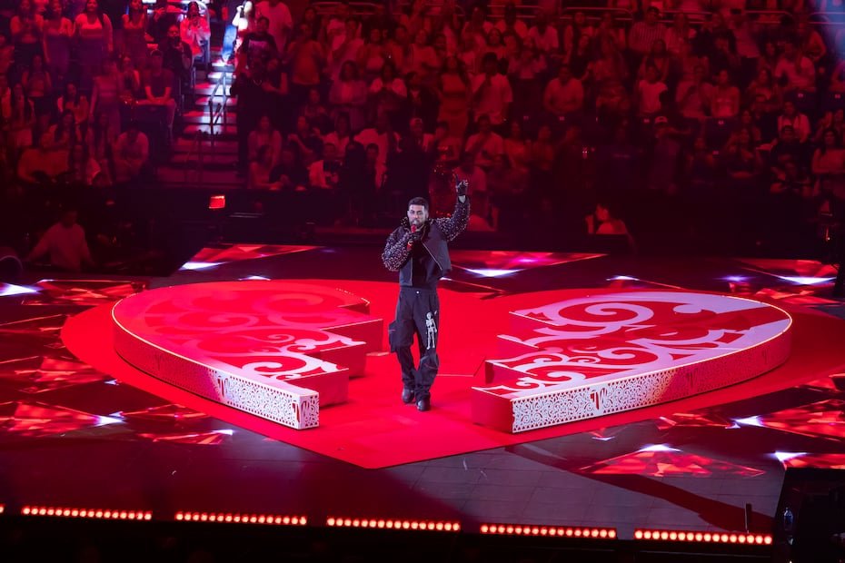 El exponente urbano llegó a la tarima central, en forma de corazón, para ofrecer una velada musical en la que el romance y el perreo fueron protagonistas.