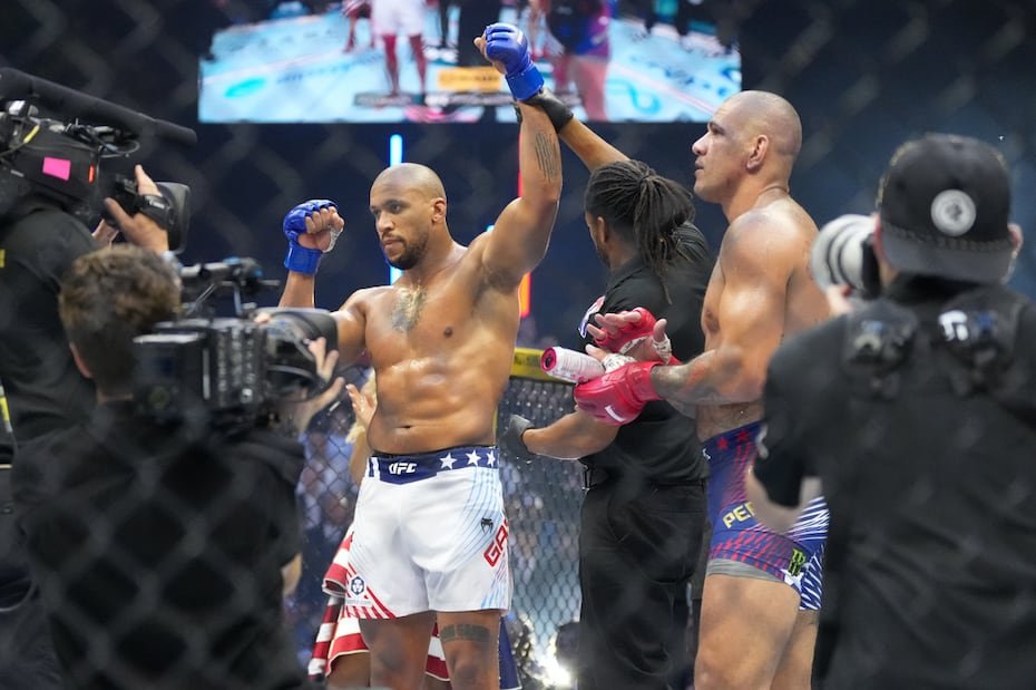 Ciryl Gane gana el combate por el título interino de peso pesado contra Alex Pereira, a la derecha, en el evento UFC Freedom 250.