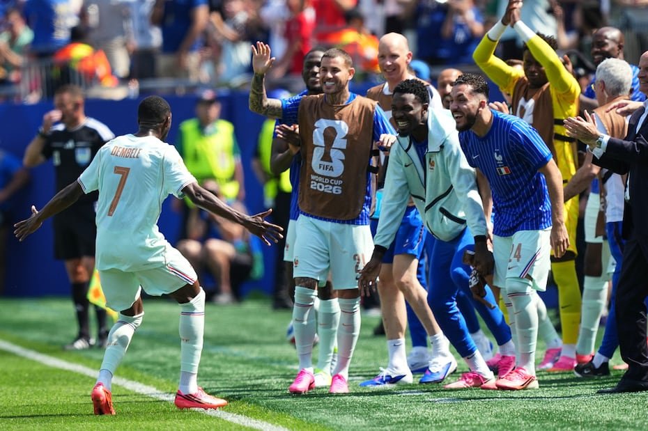 Ousmane Dembele festeja con el banco de suplentes.
