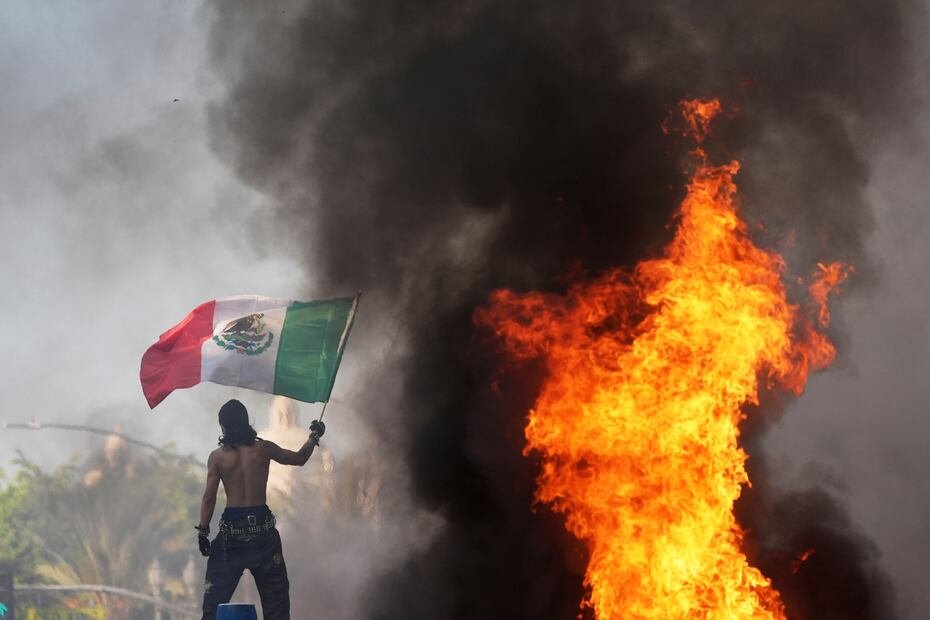 Minutos después, el Departamento de Policía de Los Ángeles disparó municiones de control de multitudes para dispersar a los manifestantes, quienes dijeron que se habían congregado ilegalmente.