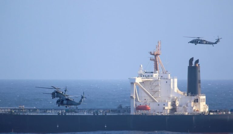 La Armada de EE.UU. abordó un buque cisterna vinculado a Irán en el Indo-Pacífico.