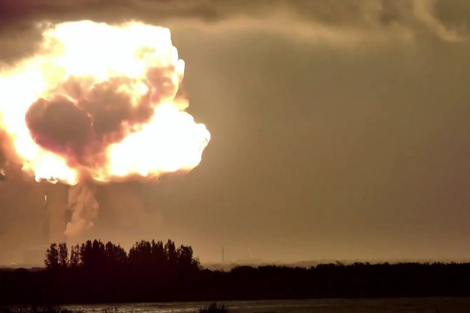 La explosión sacudió viviendas cercanas y tiñó brevemente el cielo de color naranja.