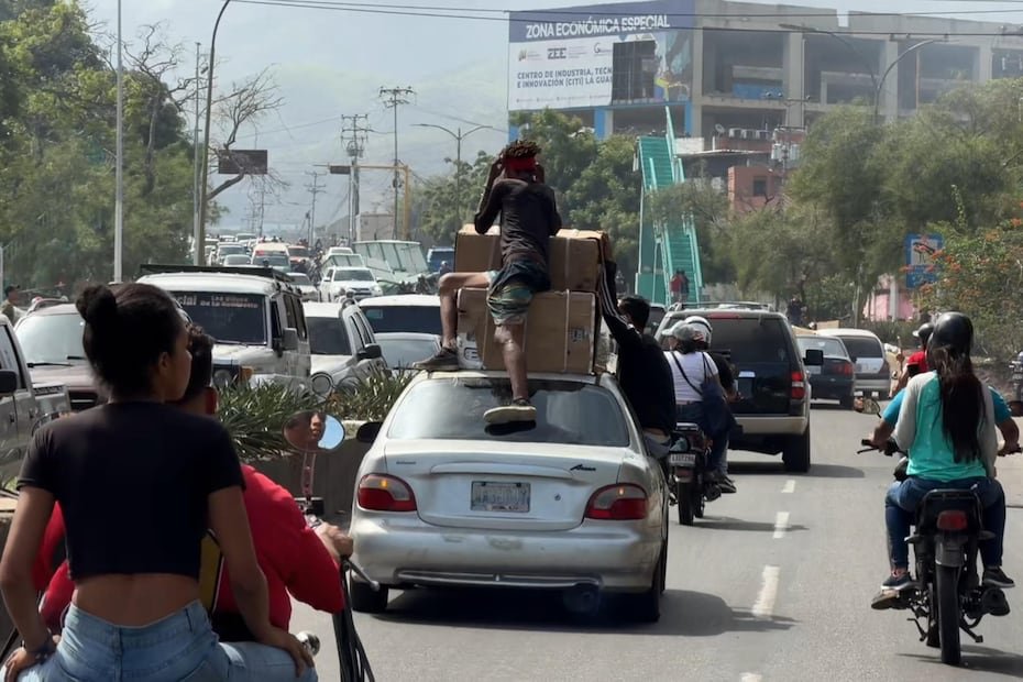 Mientras ocurrían los saqueos, equipos antimotines respondieron por la vía que conecta a La Guaira con Caracas.
