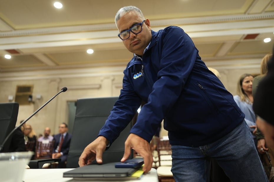 González Delgado se limitó a reiterar que, a partir de ese momento, más del 50% de los clientes afectados comenzarán a recibir el agua dentro de las 24 horas siguientes.