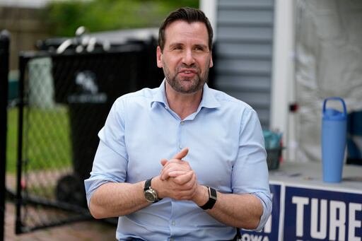 El legislador estatal de Iowa derrotó al senador estatal Zach Wahls y se prepara para desafiar a la republicana Ashley Hinson