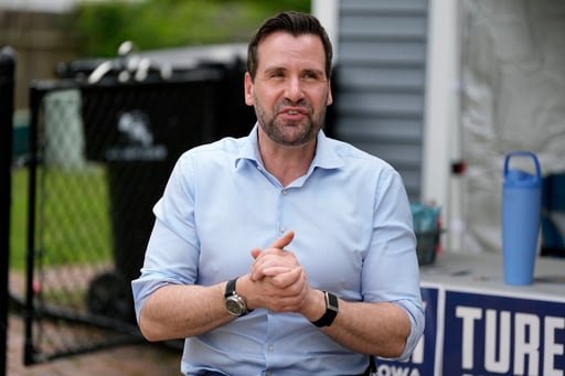 El legislador estatal de Iowa derrotó a Zach Wahls y se prepara para desafiar a la republicana Ashley Hinson