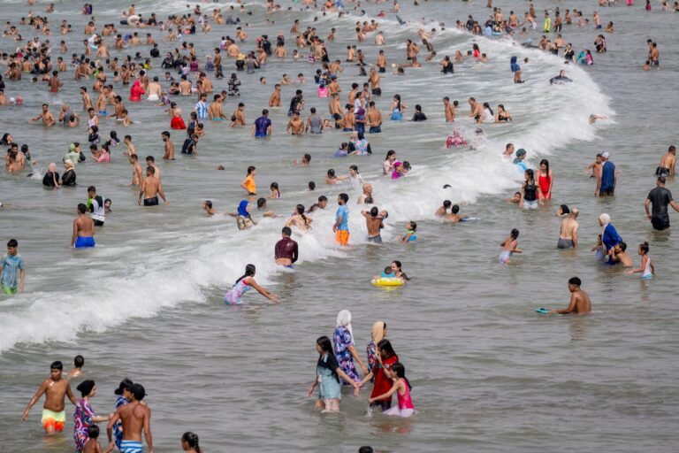 El fenómeno meteorológico llega acompañado de un fuerte temporal de viento que ha alterado el estado del mar