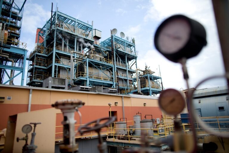 En lugar de un valor fijo de 22 centavos por kilovatio hora, se acordó un “cargo operacional” de 16 centavos, pero sujeto a determinados reembolsos asociados al combustible