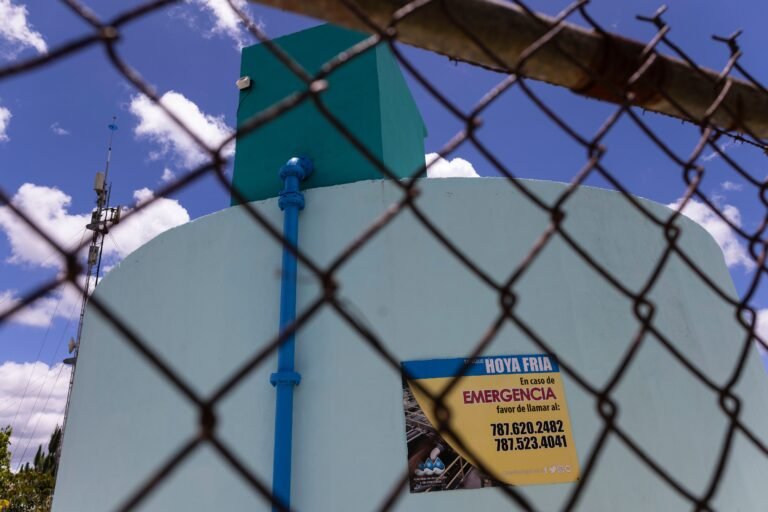 Residentes alertan que llevan cinco días sin servicio y denuncian que el Municipio ni la AAA les suplen adecuadamente