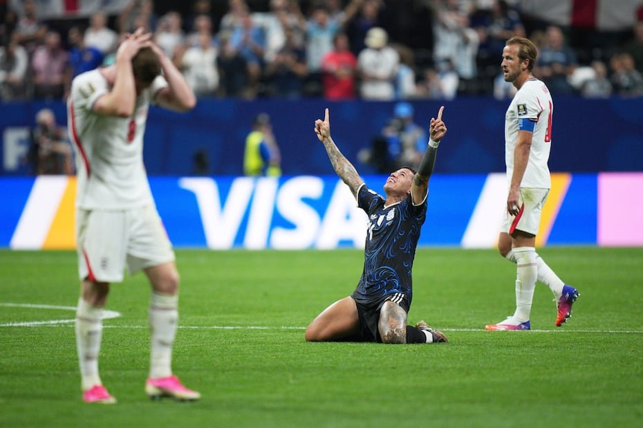 Enzo Fernandez celebra mientras Harry Kane y Elliot Anderson lucen resignados.
