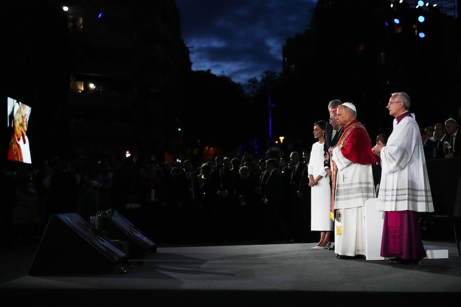 El papa León XIV elogió a Basílica de la Sagrada Familia, llamándola una obra maestra de “piedras, colores y luz”, al conmemorar el centenario de la muerte de su arquitecto, Antoni Gaudí, con una misa para inaugurar su última y majestuosa aguja.