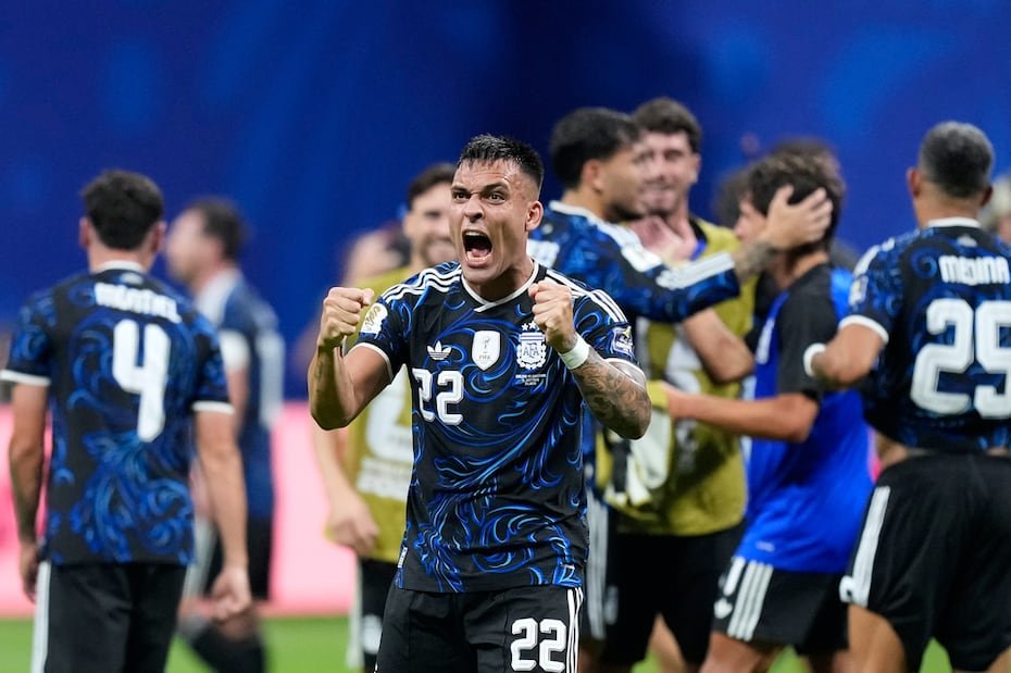 Lautaro Martinez festeja efusivamente en la celebración argentina.