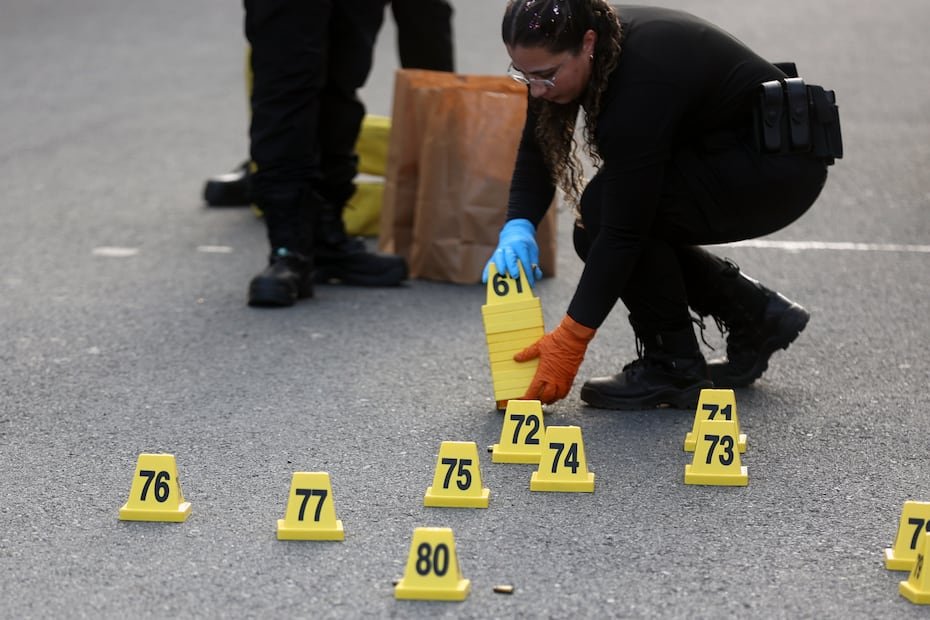 Un joven fue asesinado en la noche del viernes 22 de mayo en los predios de un estacionamiento del complejo recreativo La Guancha, en Ponce. La víctima fue identificada como Jeremy Castro Rodríguez, de 25 años, quien murió tras recibir múltiples heridas de proyectil de bala. La pesquisa está a cargo del Cuerpo de Investigaciones Criminales (CIC) de Ponce.