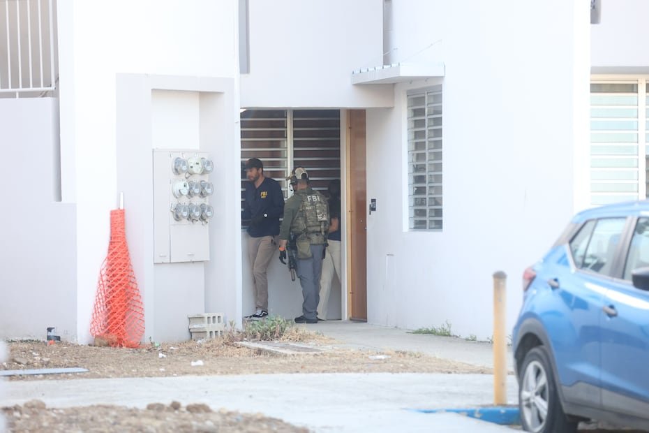 En los allanamientos, los agentes incursionan en propiedades con una orden judicial después de que han probado causa probable de la comisión de un delito.