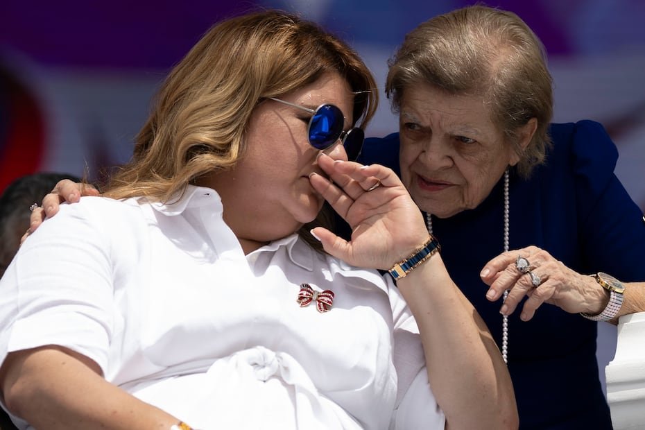 La gobernadora conversa con Miriam Ramírez de Ferrer.