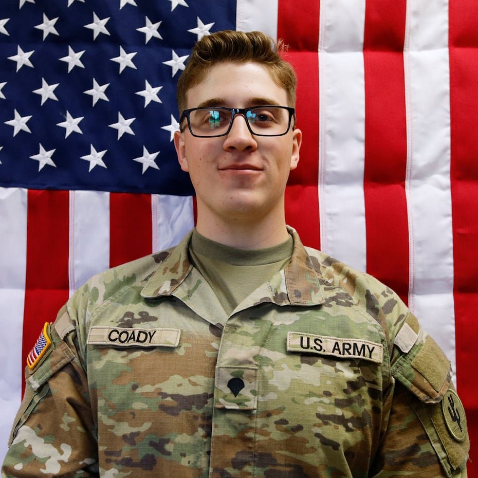 El sargento de la Reserva del Ejército de Estados Unidos, Declan Coady, de 20 años y residente de Des Moines, Iowa, asignado al 103.º Comando de Sostenimiento, murió el 1 de marzo de 2026 en Kuwait, en el Puerto de Shuaiba, durante un ataque con un sistema de aeronave no tripulada (dron).