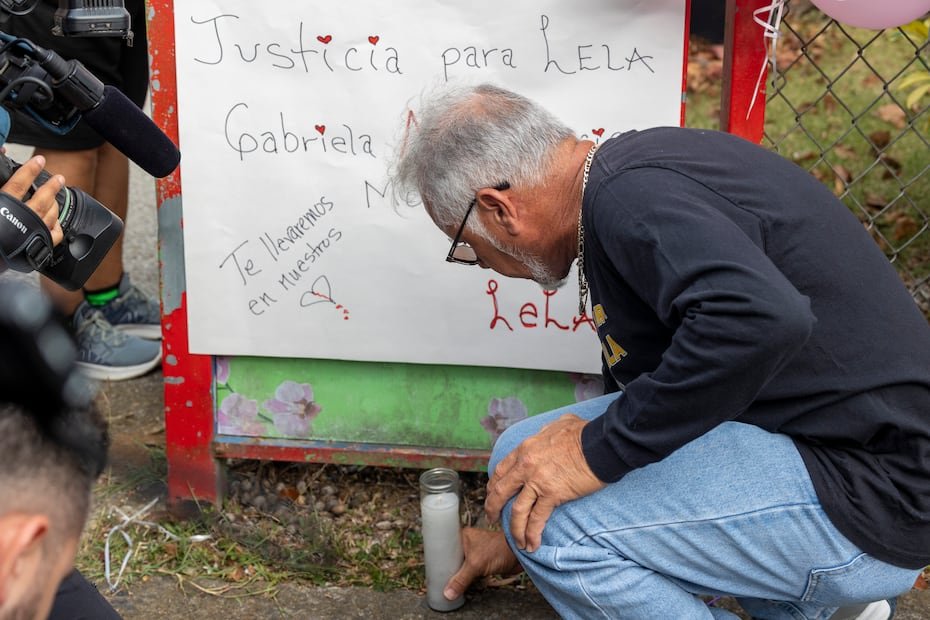 La oración se dio justo frente al tribunal. En la foto, el tío de Gabriela Nicole Pratts Rosario coloca una vela frente a un cartel.