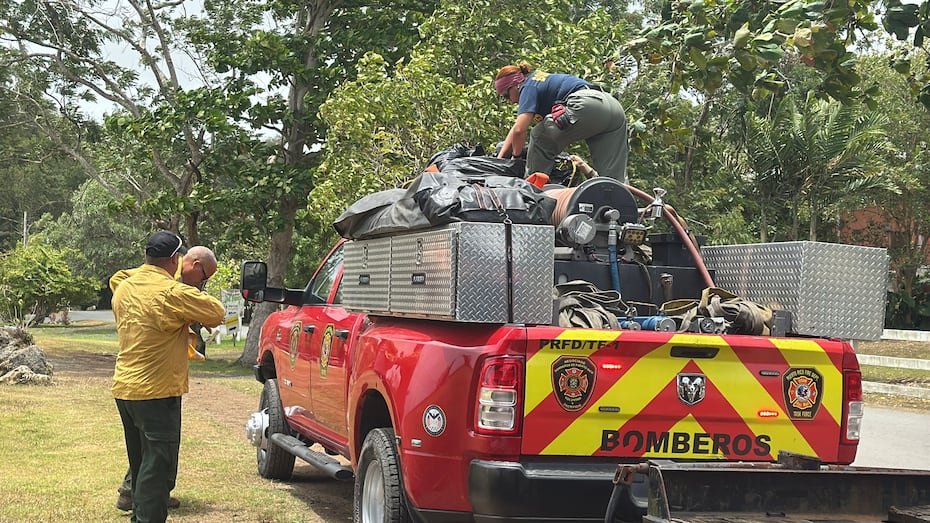 Bomberos forestales llegaron con máquina anfibia para llegar al área para extinguir el 20 a 25% que quedaría.