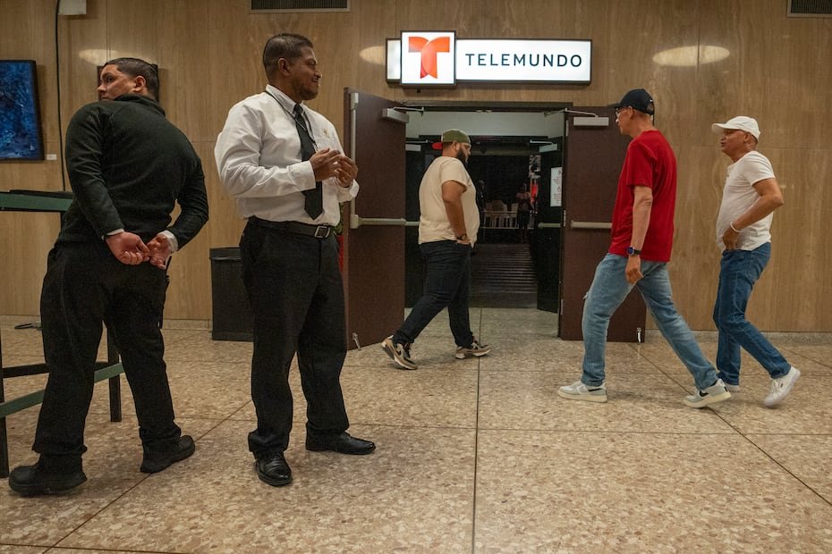 El público del programa de comedia "Raymond y sus amigos" (RYSA) comienza a llegar a Telemundo Puerto Rico a las 5:30 p.m. para, a las 6:00 p.m., arrancar con la grabación.