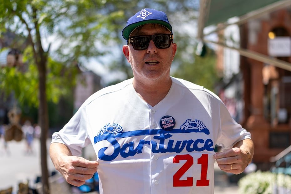 Matt Welch muestra la camiseta de los Cangrejeros en las calles de Cooperstown.