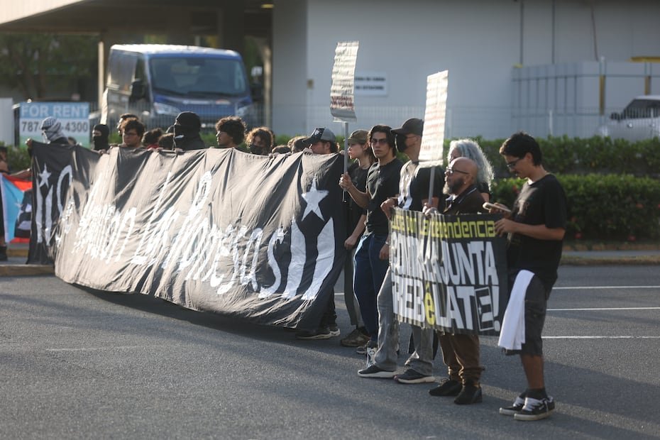 Durante la manifestación, el colectivo recordó que la Ley federal Promesa fue impuesta el 30 de junio, mientras que la Junta fue constituida el 31 de agosto de 2016.
