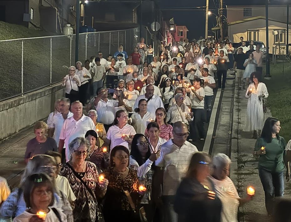 Cientos de personas marcharon en el "Encuentro por la Paz" en Aibonito, en un llamado de la Parroquia de Aibonito para terminar con los actos de violencia.